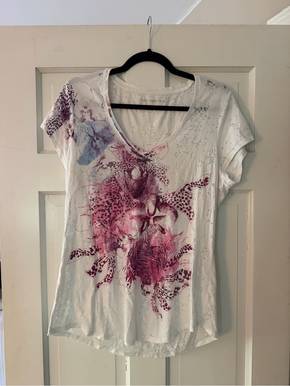 Calvin Klein Jeans Y2K White V-Neck Tee with Pink & Purple Floral Print